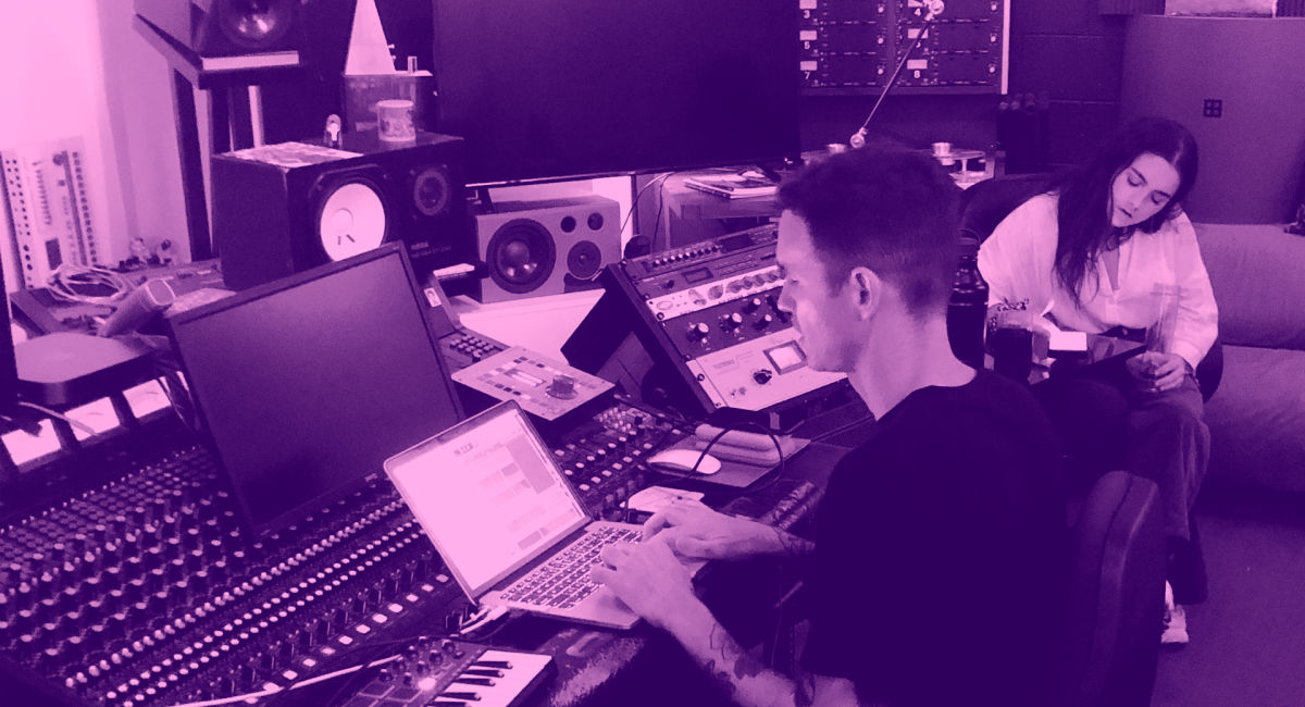 Chill with Paces: In The Studio with Paris Irwin - QMusic